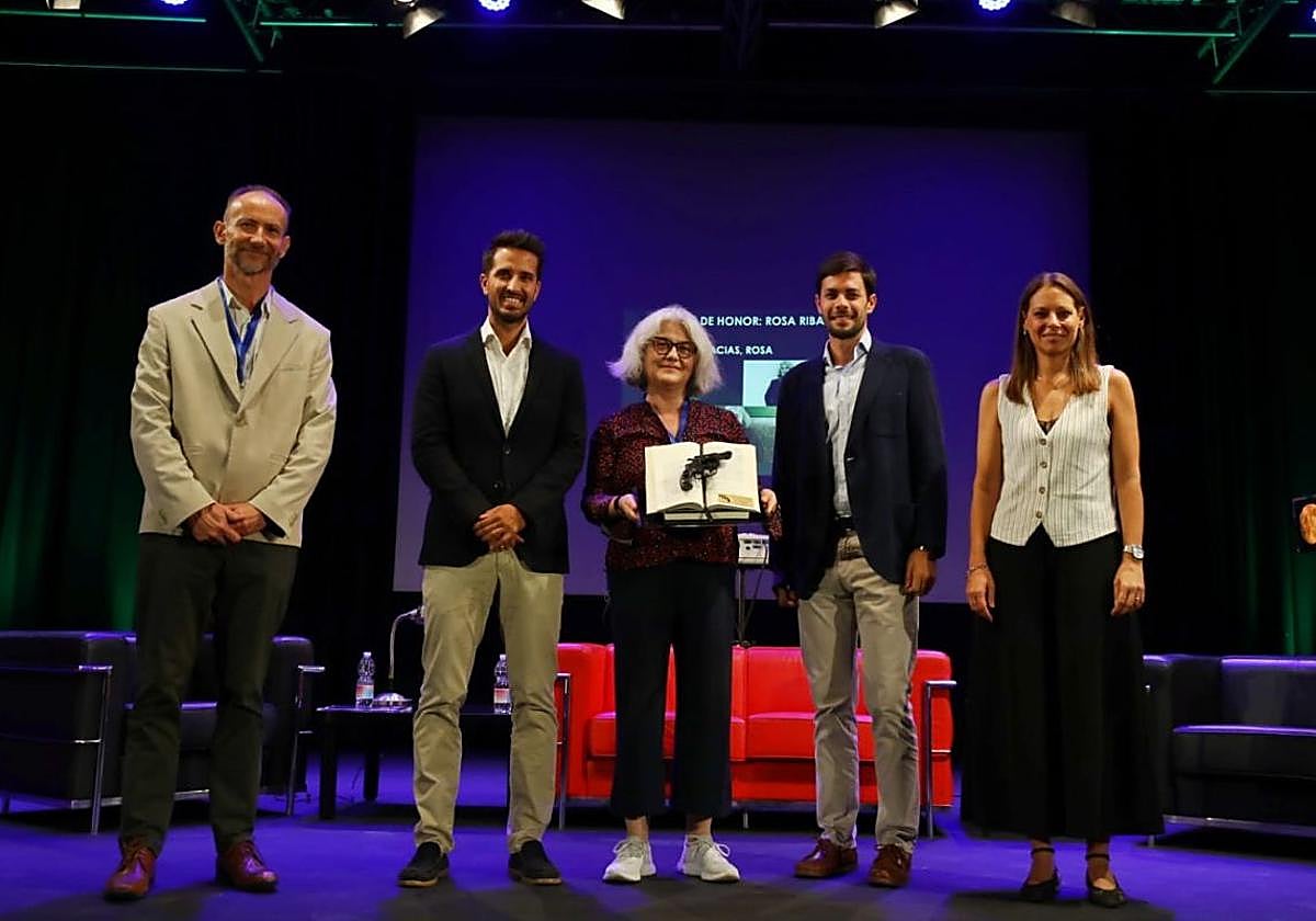 El momento en el que la escritora Rosa Ribas recogía el premio este martes.