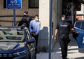 Los agentes trasladan a prisión al acusado de matar a su padre en Molina de Segura.