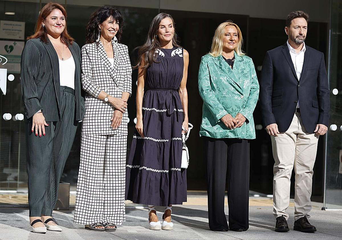 La ministra de igualdad, Ana Redondo, la reina Letizia y la alcaldesa de Torrelodones, Almudena Negro, este miércoles.