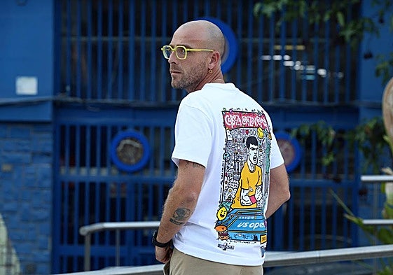 Salvador Martín posa con su camiseta diseñada para dar ánimo a Alcaraz durante el pasado US Open.