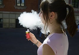 Una joven vapea en el centro de Murcia.