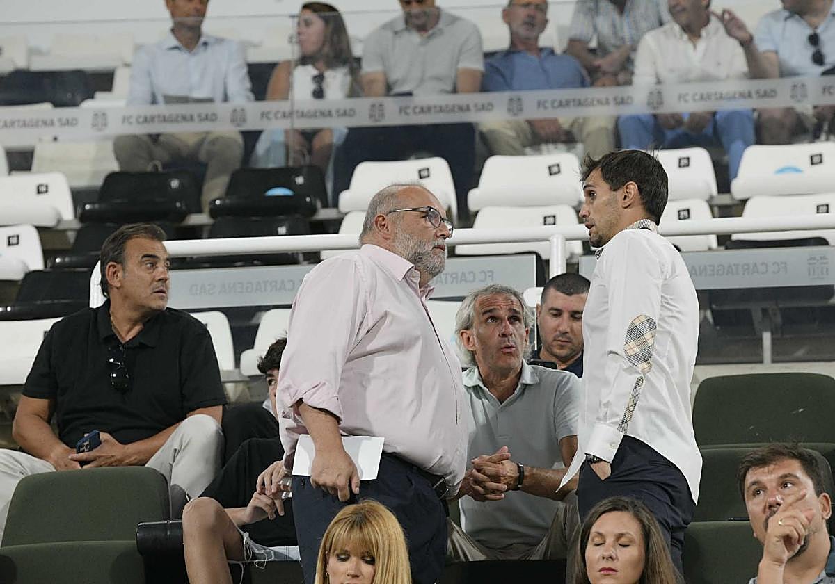 Alejandro Arribas habla con Manuel Sánchez Breis, antes del Carabela de Plata.