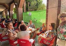 Grupos de vecinos, ayer en una terraza en la plaza de la Constitución, junto a una zona vallada.