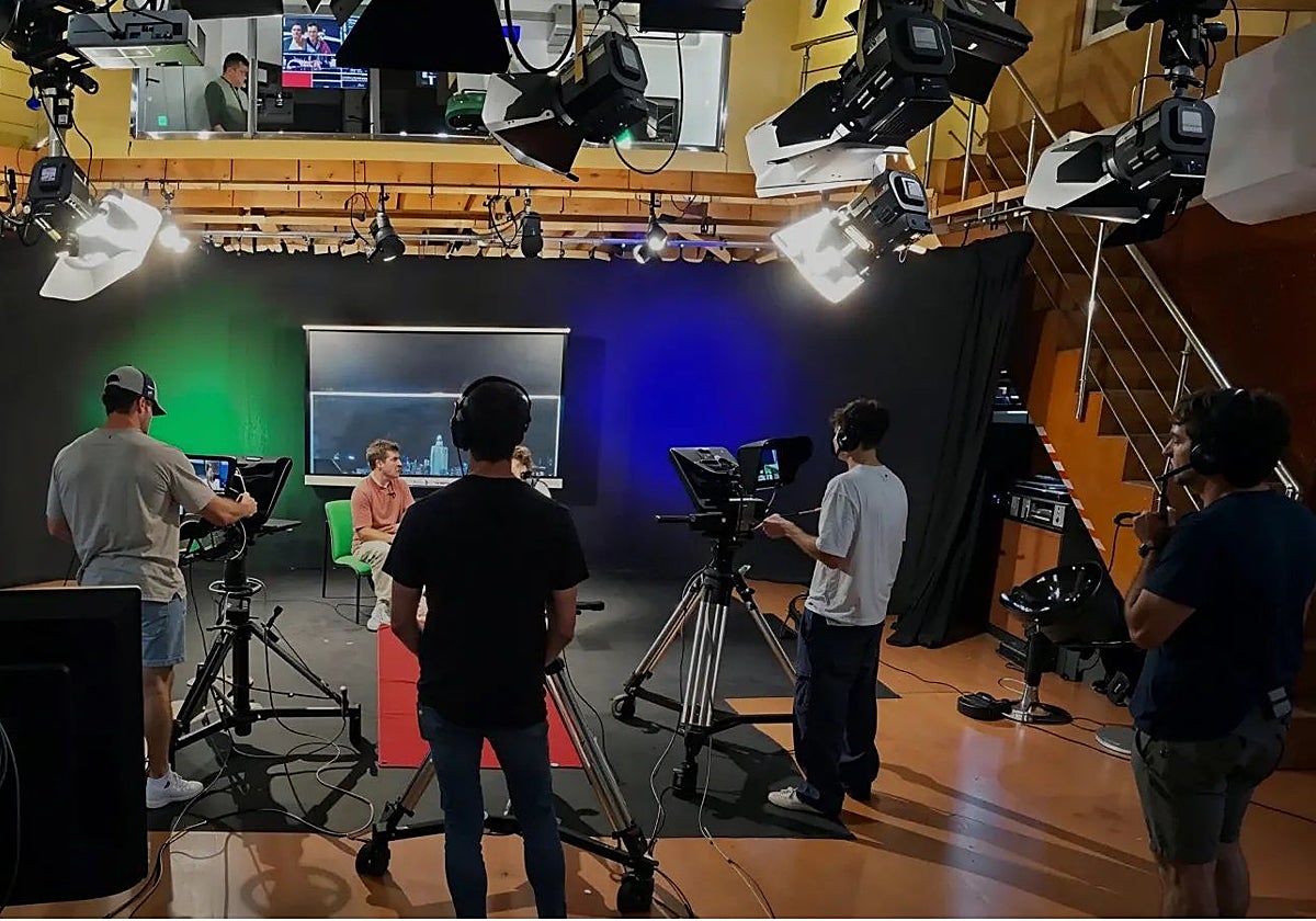 Alumnos del Instituto durante una práctica en el Plató de Televisión del Campus de la UCAM.