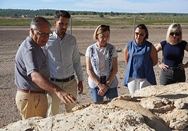 Expertos y autoridades durante la visita al yacimiento realizada este jueves