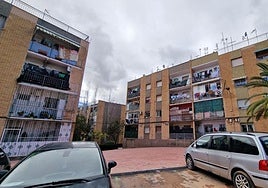 Balcones repletos de ropa colgada y enseres en el barrio de Los Ángeles, visibles desde el exterior.