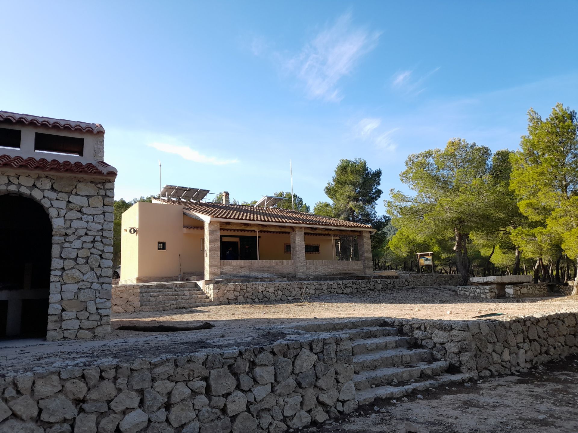 La Comunidad mejora las instalaciones en el punto de información de Fuente la Higuera en el Parque Regional de la Sierra de la Pila