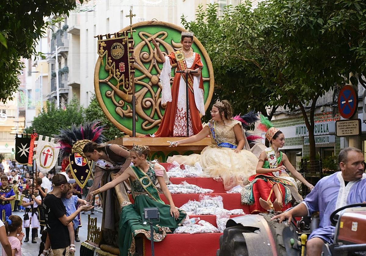 Niños y niñas, ayer en escuadras y ballets.