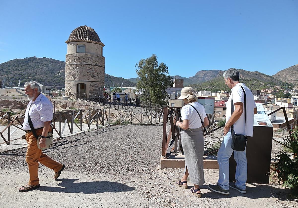 Turistas disfrutan de un paseo por los senderos que surcan la cima del cerro del Molinete, en una imagen de archivo.