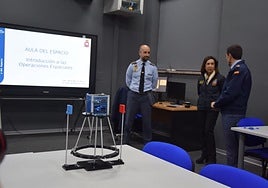 Más allá del cielo. En primer plano, elsatélite que la AGAenviará al espacio paraobtener datos y vigilar la basura espacial.