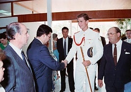Hace 36 años. Una foto del álbum familiar del alcalde José Miguel Luengo, de cuando el Príncipe de Asturias saludó a su padre en el Ayuntamiento.