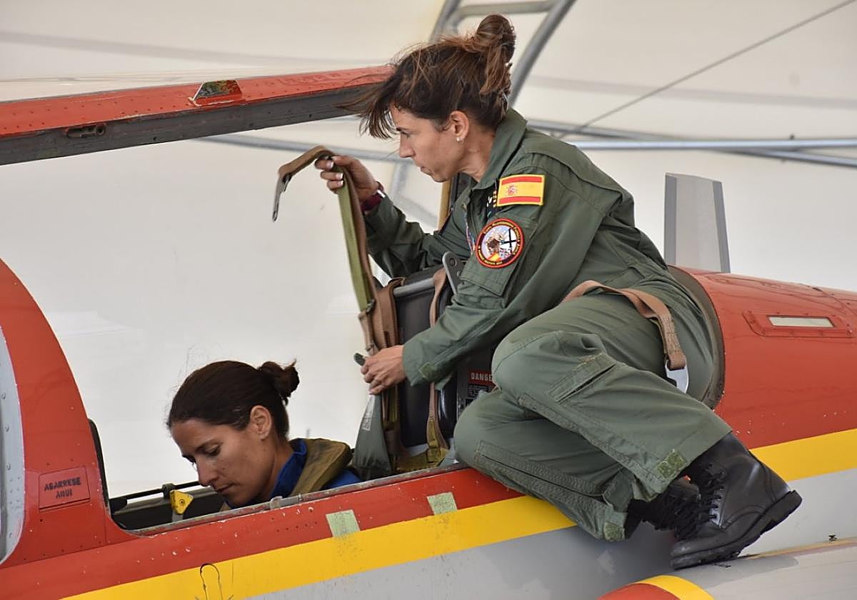 En la élite del aire. La comandante Rocío González Torres, cuando formaba parte de la Patrulla Águila, revisa el reactor con una compañera.