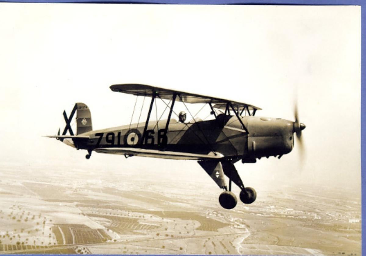 Historia. Un Bücker en vuelo, uno de los biplanos quemás horas de vuelo ha tenido en la AGA.
