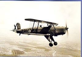Historia. Un Bücker en vuelo, uno de los biplanos quemás horas de vuelo ha tenido en la AGA.