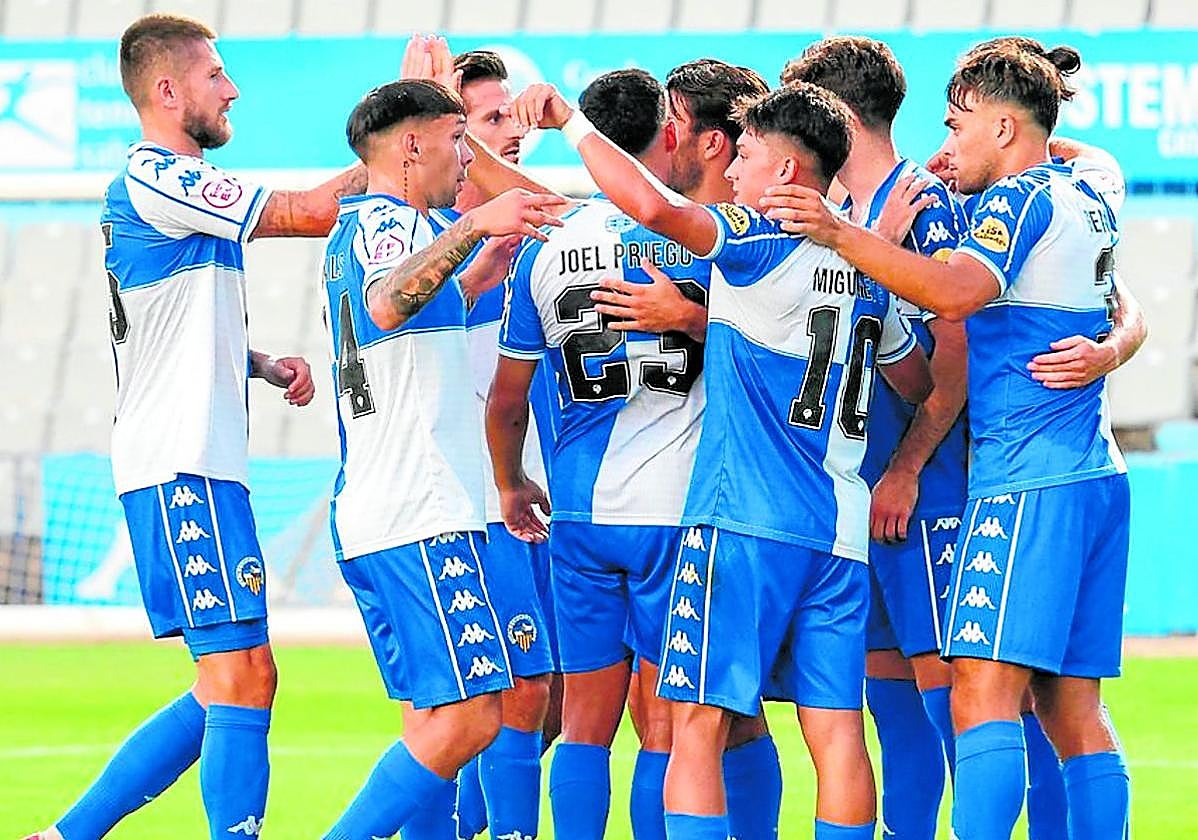Los jugadores del Sabadell celebran un gol esta temporada.