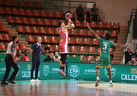 Radebaugh se dispone a lanzar a canasta.