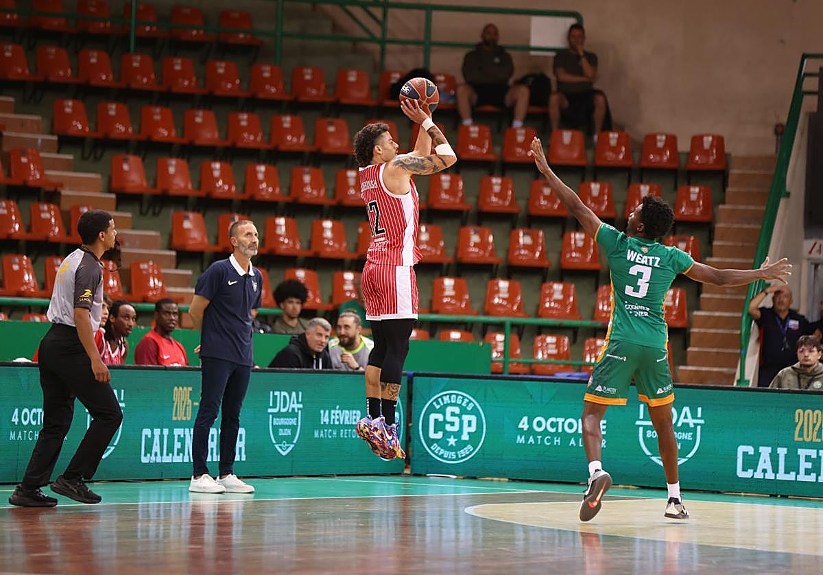 Radebaugh se dispone a lanzar a canasta.