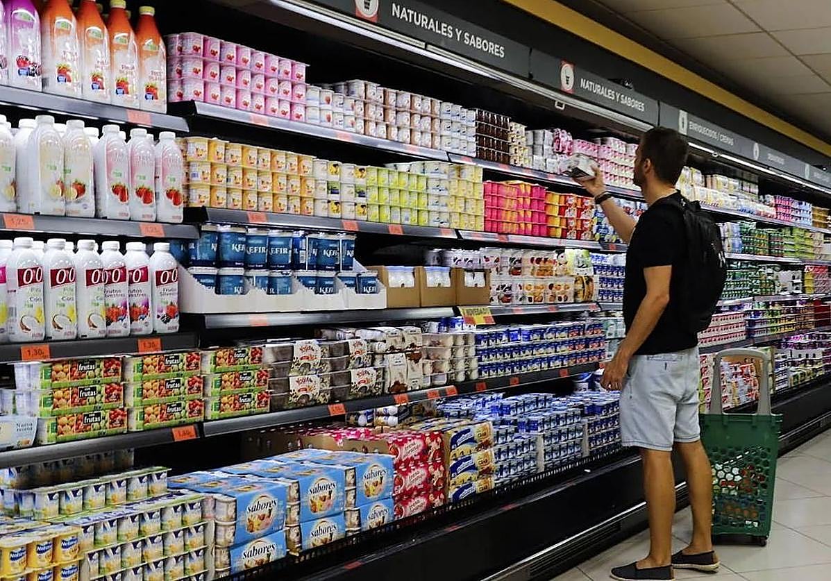 Un hombre compra en un supermercado, en una imagen de archivo.