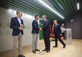 Francisco Lucas saluda a Marcos Ortuño en presencia de Félix Bolaños