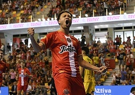 Juninho celebra su primer gol con la camiseta del Jimbee en la goleada ante Peñiscola.