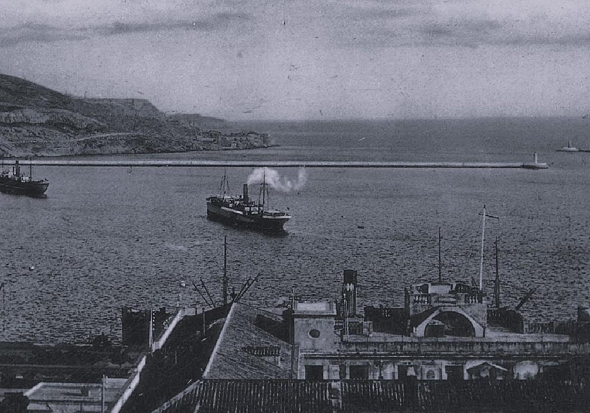 Vista general del puerto de Cartagena en 1898.