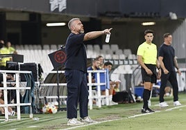 Javi Rey dando instrucciones contra el Atlético Madrileño.
