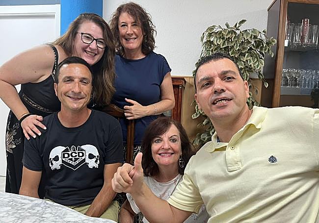 Marisol Cárceles (segunda por la derecha, agachada) junto a compañeros del INE a los que invitó a un aperitivo para celebrar su jubilación, que se producirá el próximo 19 de septiembre.