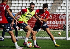 David Flakus protege el balón ante la presión del canterano Héctor Pérez en un entrenamiento.