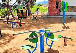 Juegos infantiles montados en la pedanía de La Raja.