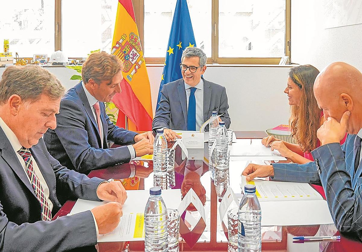 Félix Bolaños y su jefa de gabinete, María Eugenia de la Cera, junto a Manuel Luna, Miguel Ángel Larrosa y Javier Parra, en la reunión de ayer.