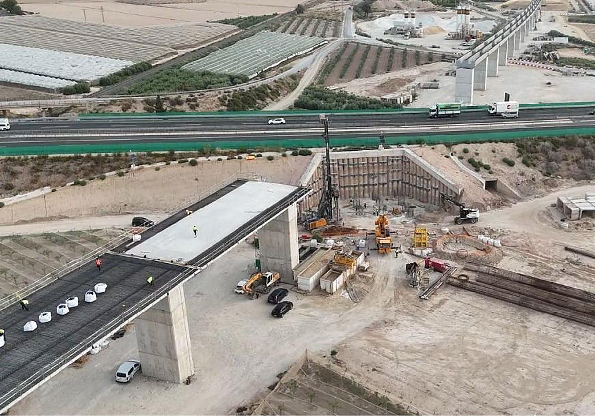 Construcción del tablero del nuevo viaducto de alta velocidad junto a Totana, que pasa por encima de la autovía.
