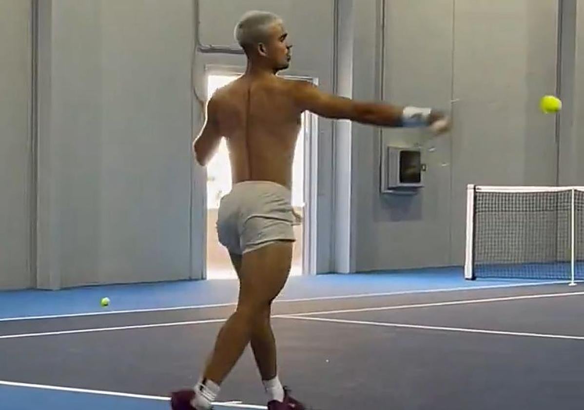 Carlos Alcaraz entrenando en su academia.