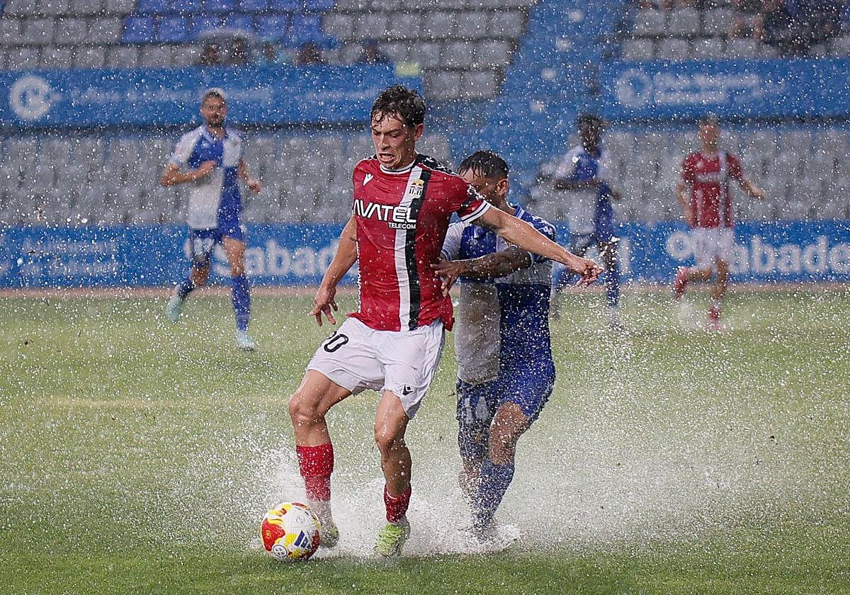 Diego Gómez controlando el balón ante un rival.