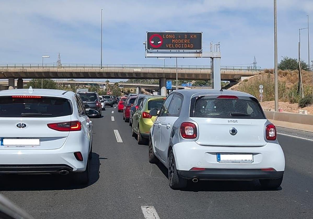 Retenciones en la A-30 a su paso por Murcia, a mediodía de este sábado.