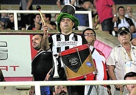 Juan Jesús Sánchez, Juanito, tocando su bombo en el fondo sur del Cartagonova, en una imagen de archivo.