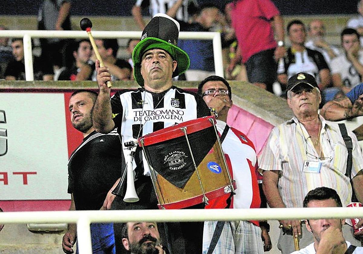 Juan Jesús Sánchez, Juanito, tocando su bombo en el fondo sur del Cartagonova, en una imagen de archivo.