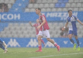 Luismi Redondo, bajo la lluvia de la Nova Creu Alta.