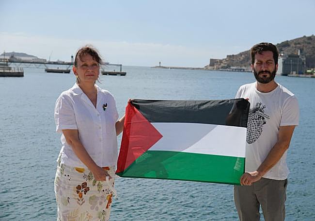 María Marín y Víctor Egío, este domingo, con la bandera de Palestina en el Puerto de Cartagena.