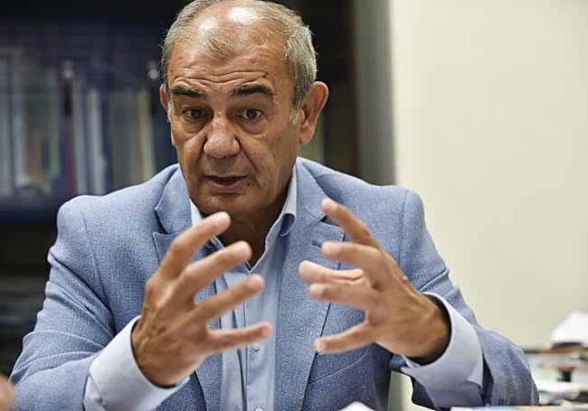 Juan Antonio Pedreño en su despacho de la sede de Ucomur, en Murcia.