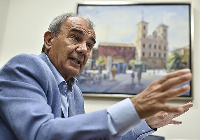 Juan Antonio Pedreño en su despacho de la sede de Ucomur, en Murcia.