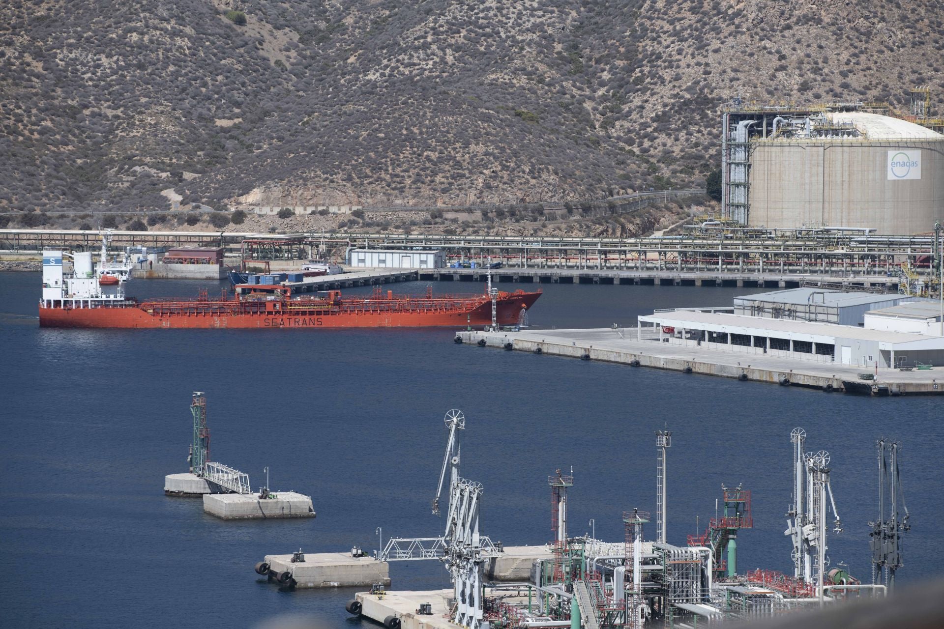 El buque israelí Trans Tind atraca en el Puerto de Cartagena.