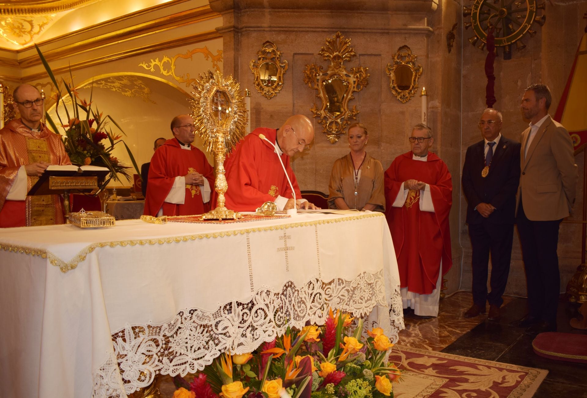 El nuevo rector, Tomás Álvarez, firma el acto en presencia de los sacerdotes, el alcalde y el hermano mayor.