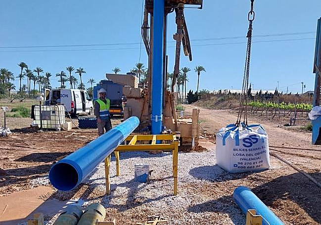 Trabajos de instalación de un sondeo en el Campo de Cartagena.