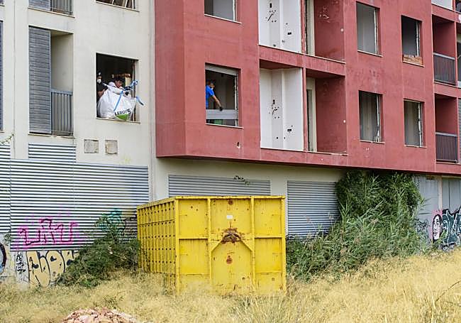 Varios operarios proceden a la limpieza del edificio abandonado en el carril Mancheños.