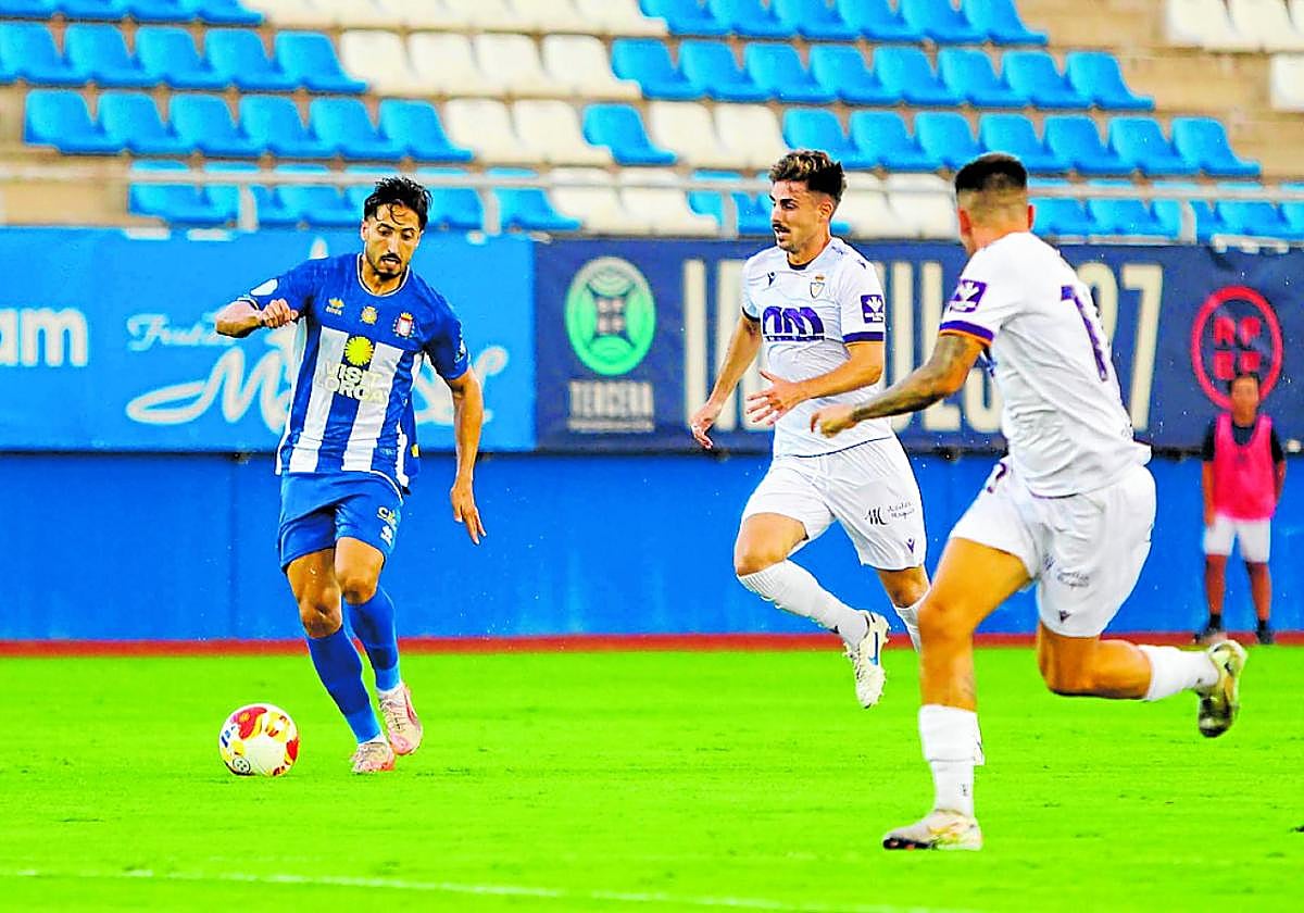 Álex Peque, jugador del Lorca Deportiva, conduce el balón ante el Real Jaén.