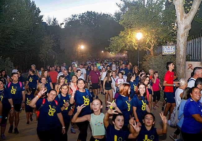 Marcha popular andando a su paso por las alamedas, el viernes.