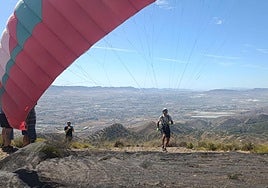 Un piloto se lanza para alzarse en el vuelo.