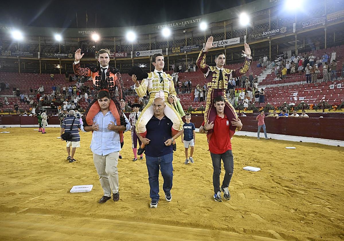 La terna de novilleros abre la Feria de Murcia por la puerta grande