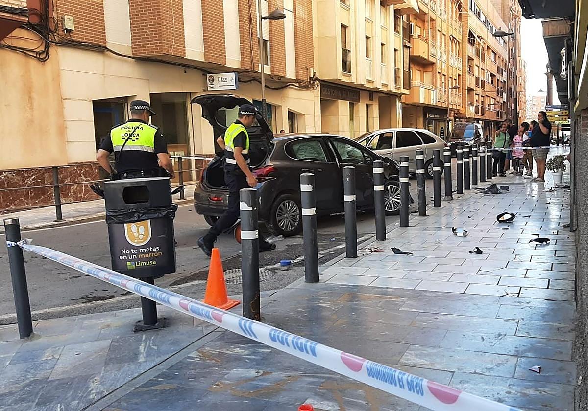 Policías y vecinos, el sábado, en el lugar del accidente.