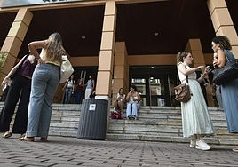 Alumnos a las puertas del aulario de La Merced.